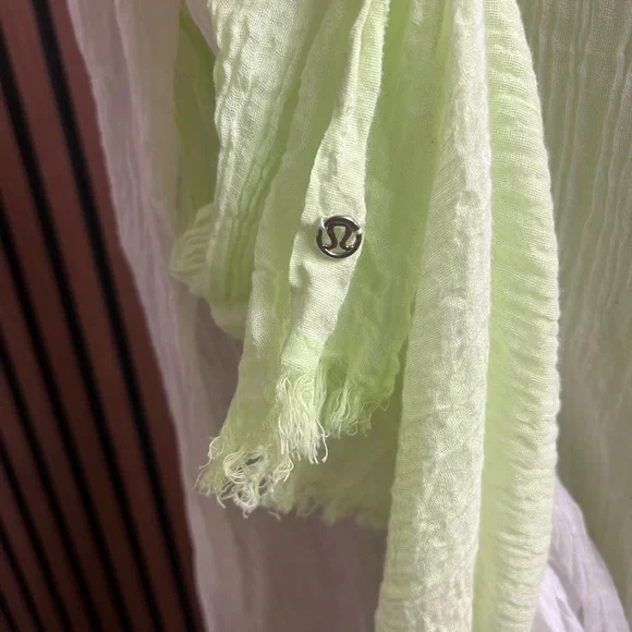 Chic Light Green Crinkled Scarf - Picture 4 of 4